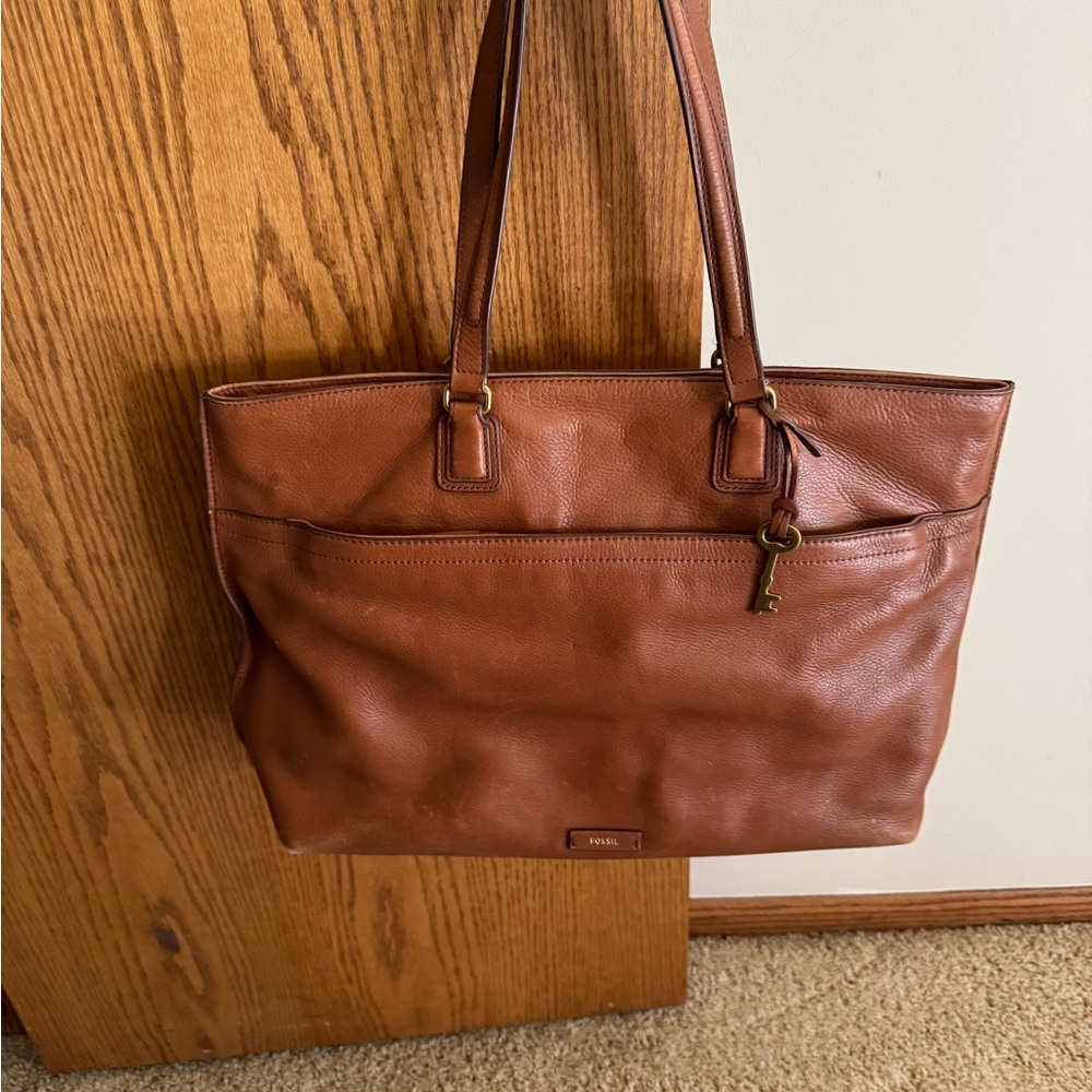 Fossil Cognac Brown Leather Handbag in good used condition. Great everyday bag